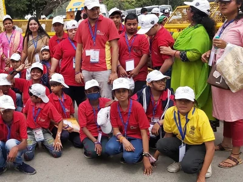 Children on a group outing wearing matching caps